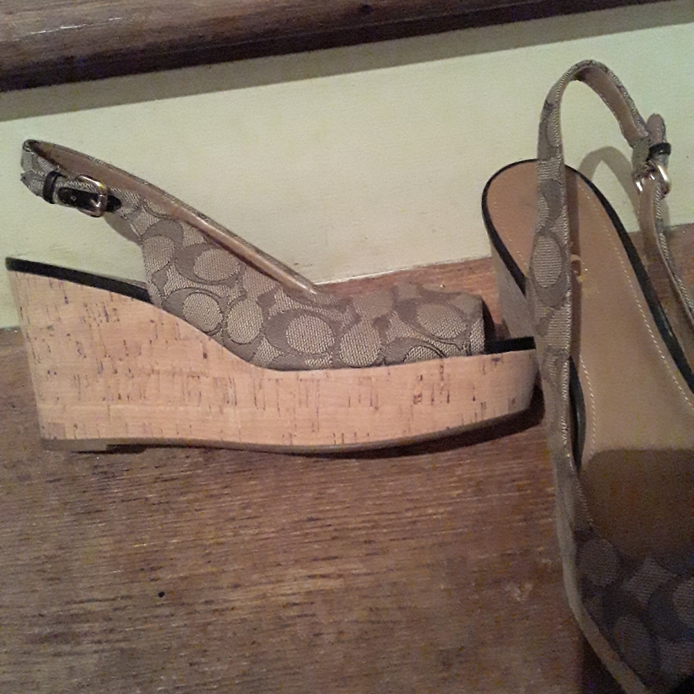 Coach Signature Cs Open Toe Platform Shies Size 10